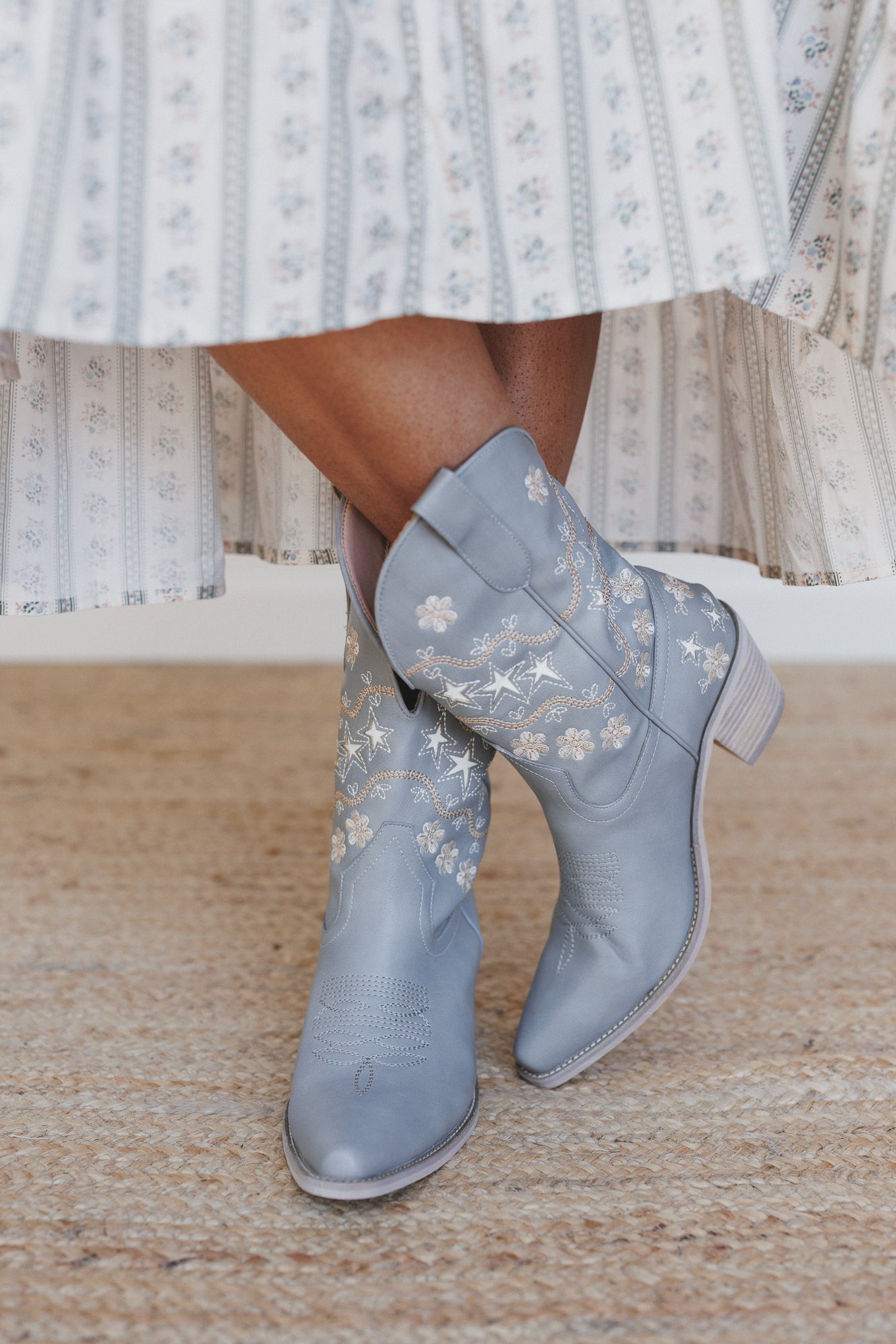 Cassy Embroidered Boots - Gray